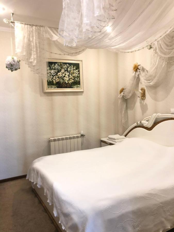 Gusarskiy Hotel And Apartment Kyiv Exterior photo